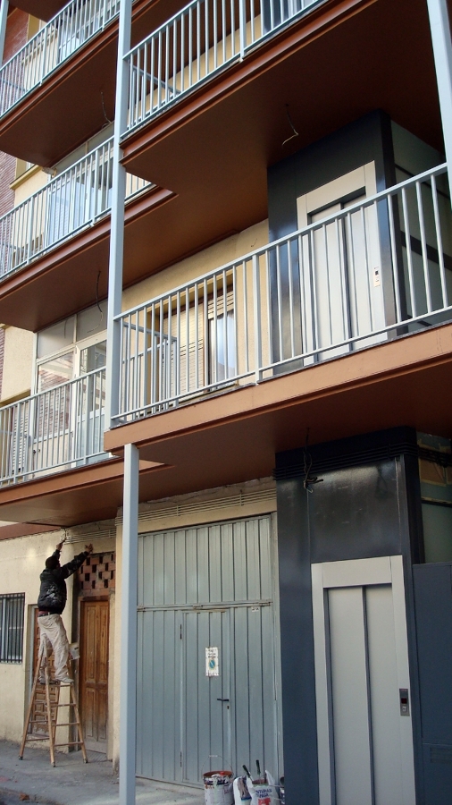esmaltado de balconada y puertas de ascensores.