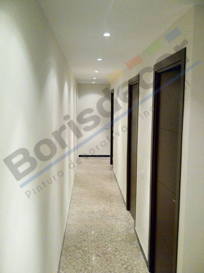 esmalte de puertas color chocolate y alisado paredes antiguas