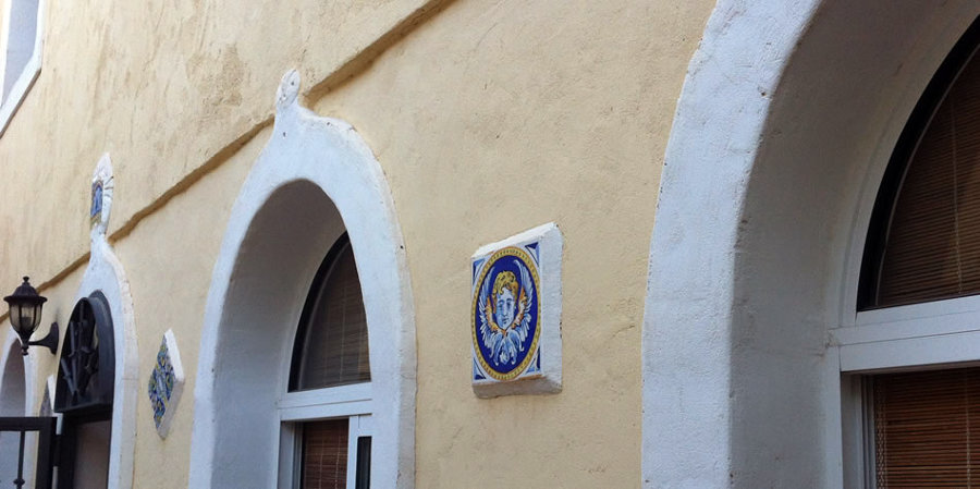 Espacio de acceso a jardín interior con pavimento impreso con técnicas propias personalizadas, escudo guijarros, etc..