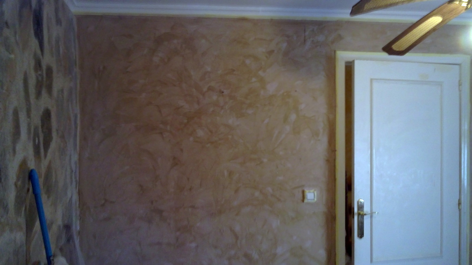 esponjeado con relieves en gel.