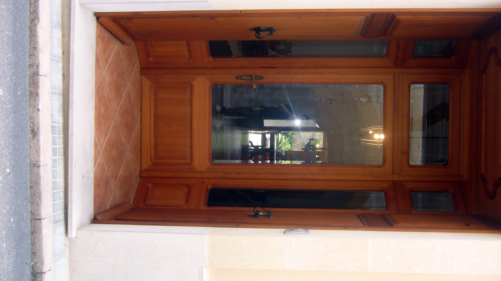 Esquinzel o Cancela en madera de norte viejo.