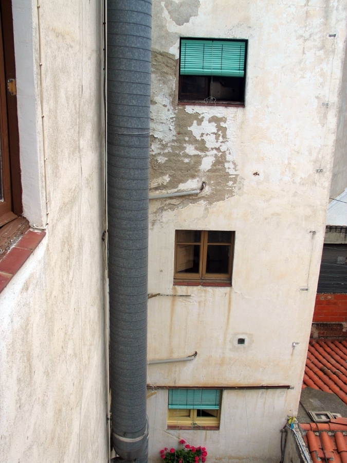 Estado del patio de luz antes de pintar.