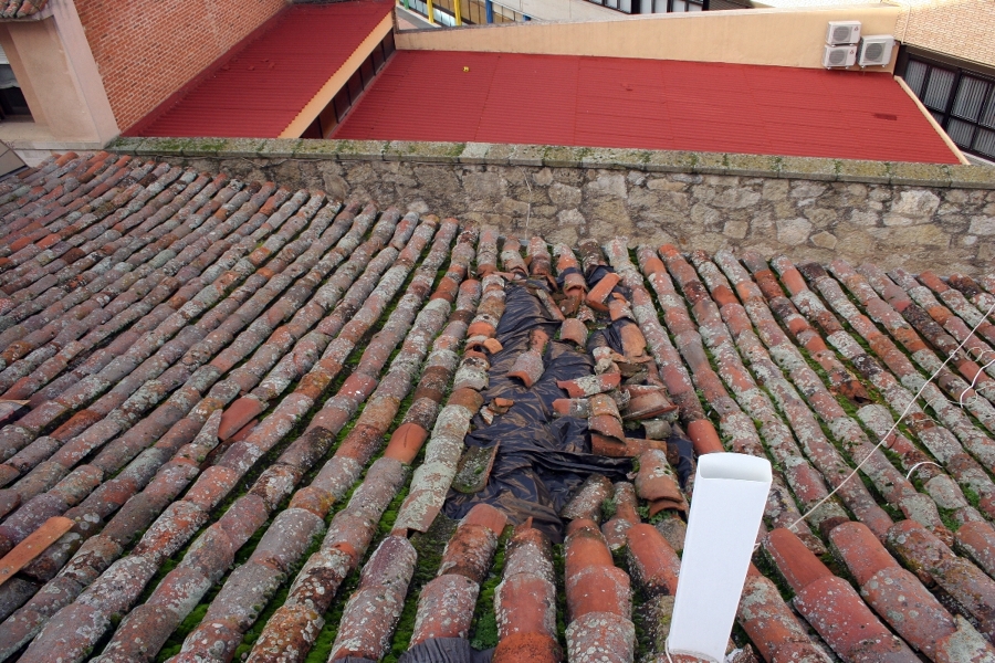 Estado inicial de un tejado en el casco antíguo de Zamora