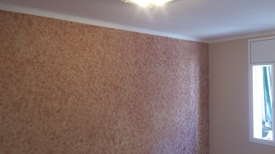 Estampado en pared de dormitorio