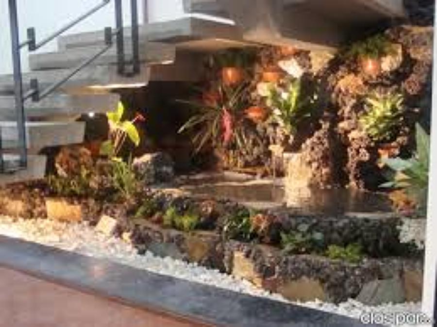 ESTANQUE CON CASCADA BAJO ESCALERA