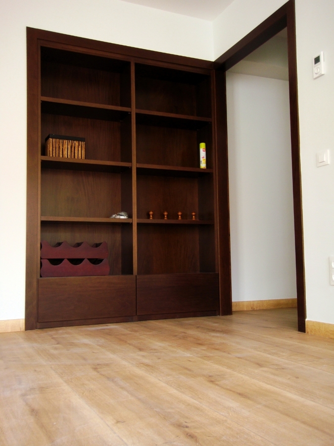 Estante en madera rechapada y recercado de hueco