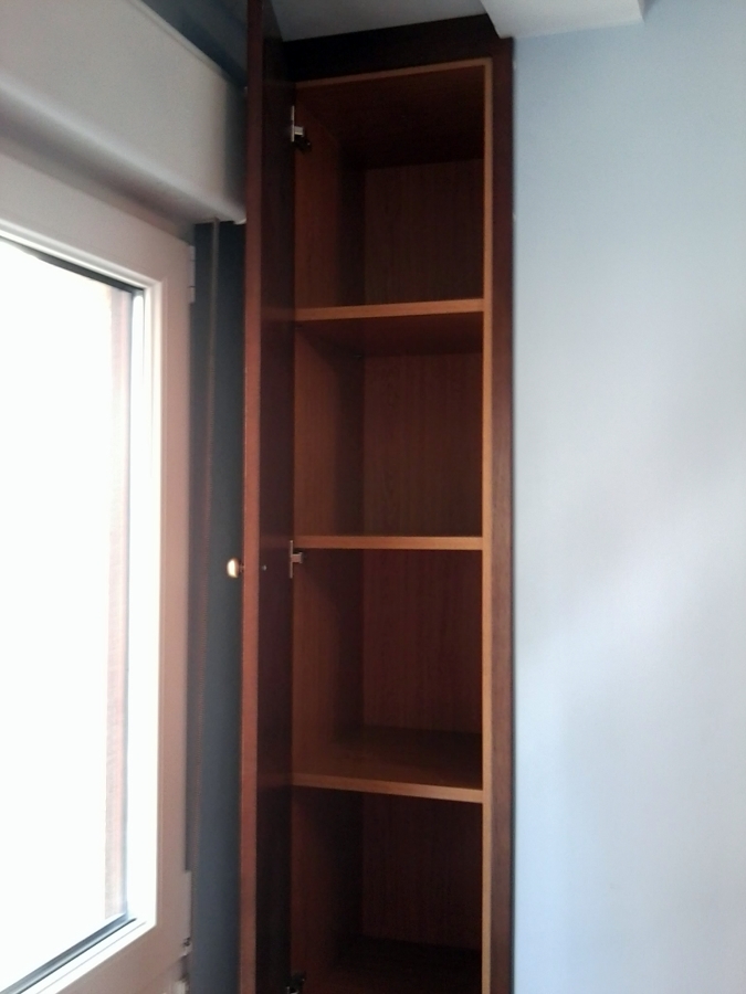 estanteria con puertas en hueco de colunna