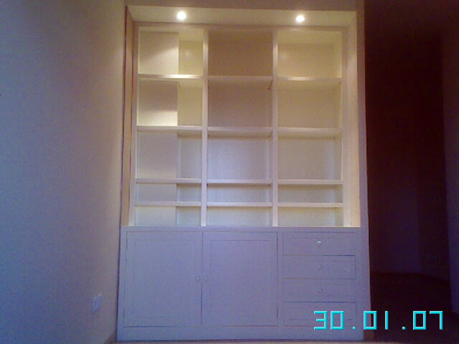 Estanteria iluminada lacada en blanco