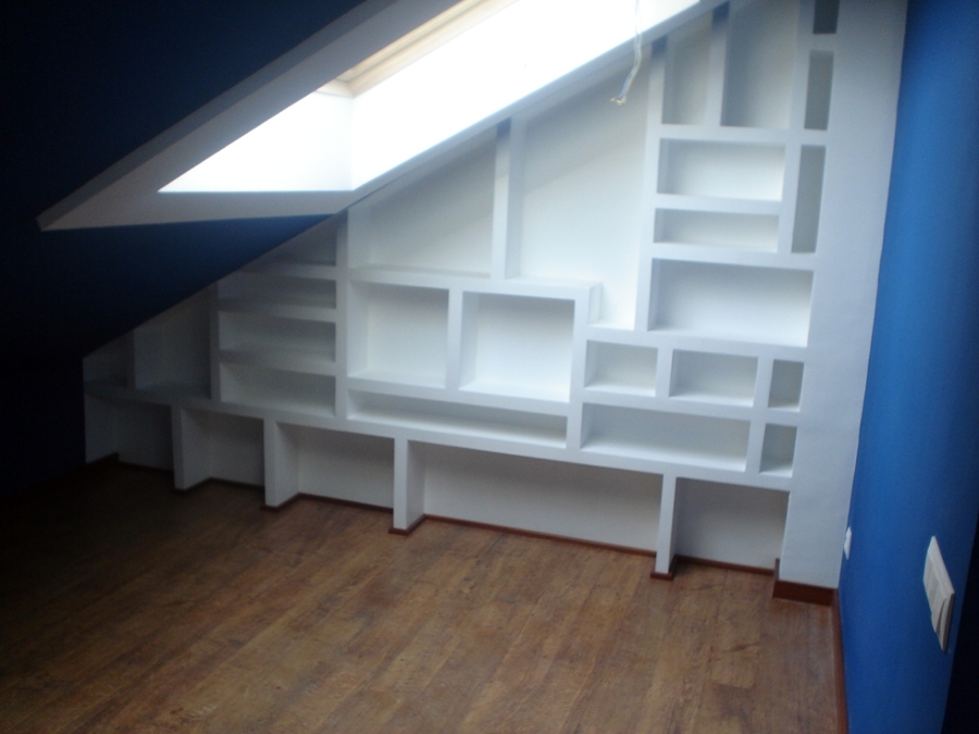 Estanterías de placa tipo trillaje y colocación de Velux