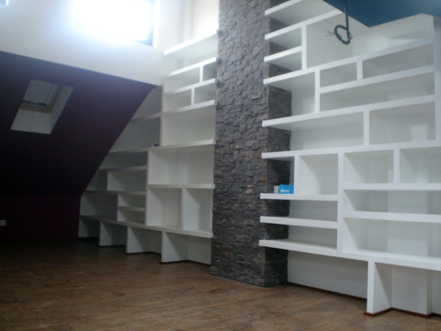 Estanterías de placa tipo trillaje y revestimiento cerámico.