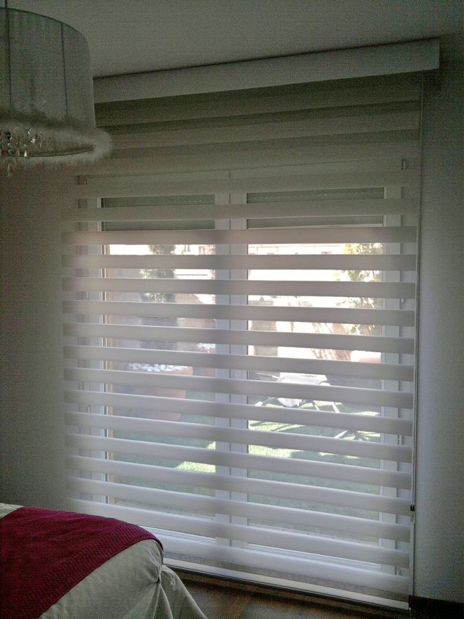 Estor enrollable luz vision.