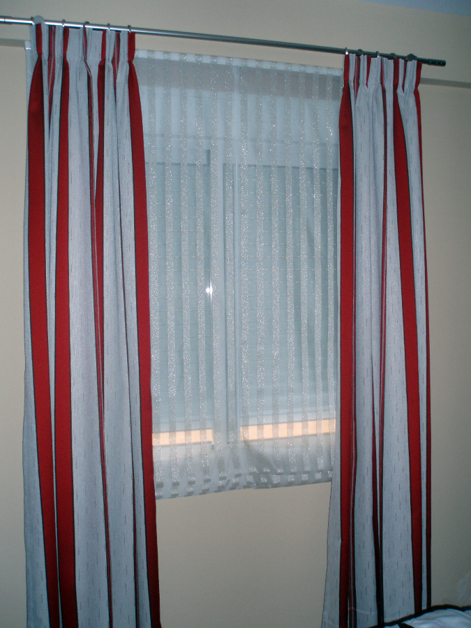 Estor veneciano y cortina en caida.