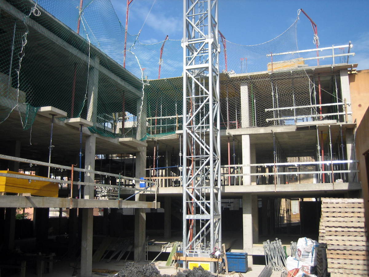 ESTRUCTURA DE EDIFICI PLURIFAMILIAR DE 28 HABITATGES I 46 PARKING