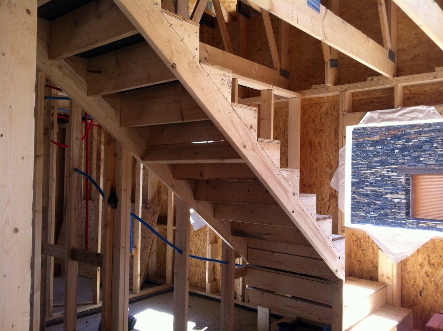 Estructura de madera en viviendas y escaleras