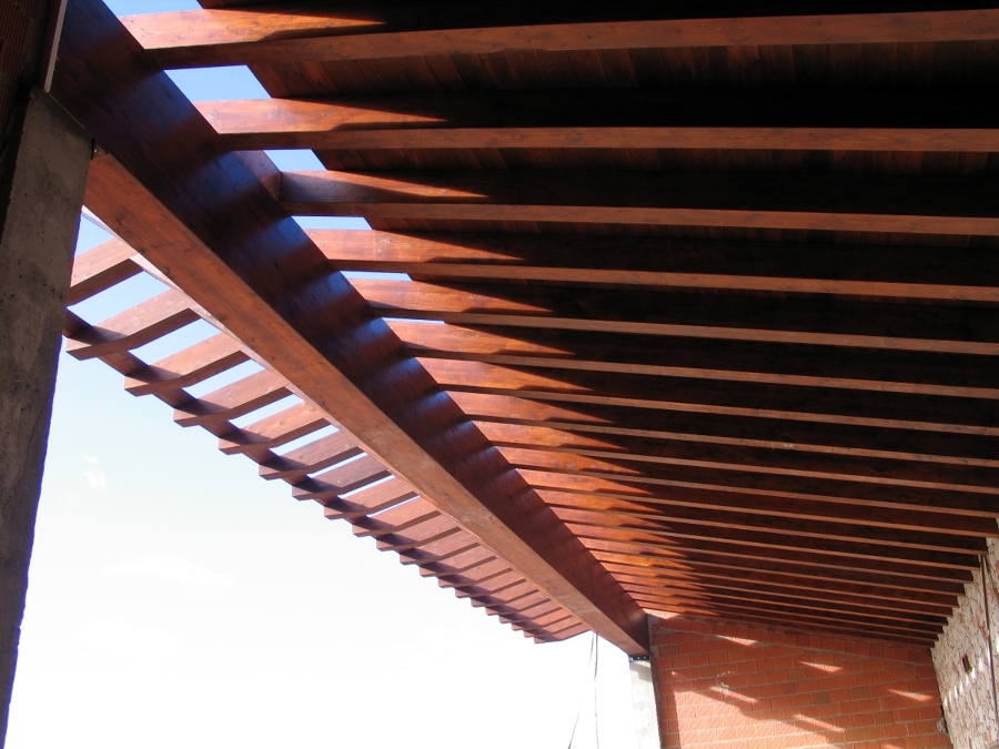 estructura de madera laminar y cubierta de madera (2)
