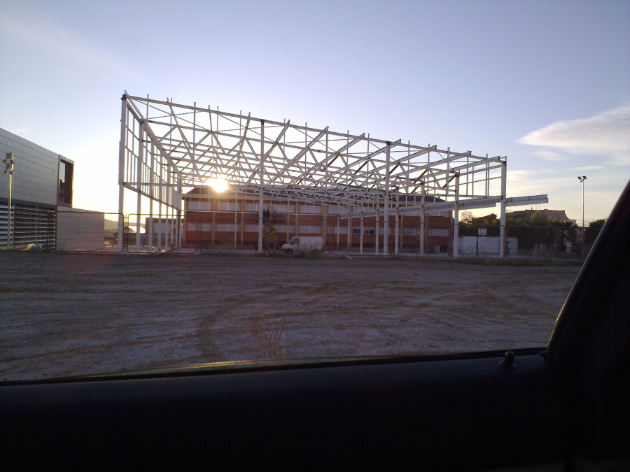Estructura metálica, polideportivo municipal.