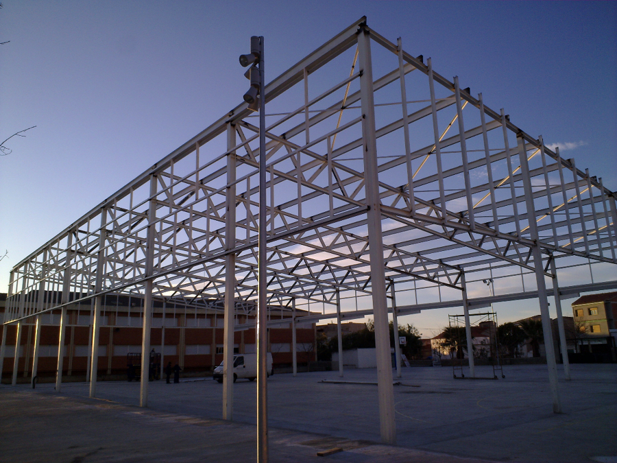 Estructura metálica, polideportivo municipal.