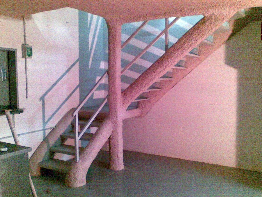 Estructura metálica y falso techo con malla y mortero