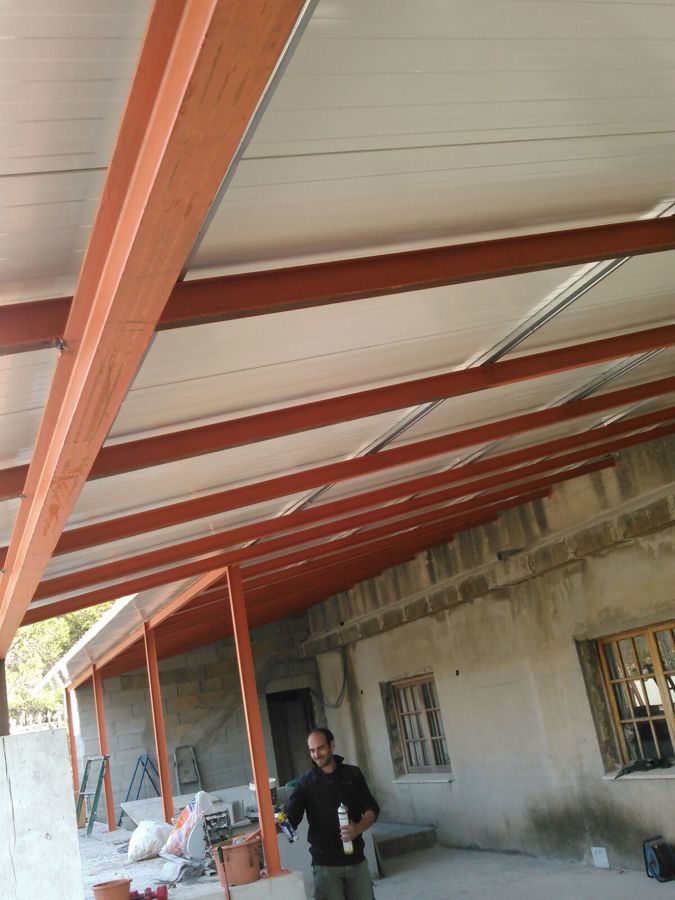 Porche estructura metálica y panel de sándwich  