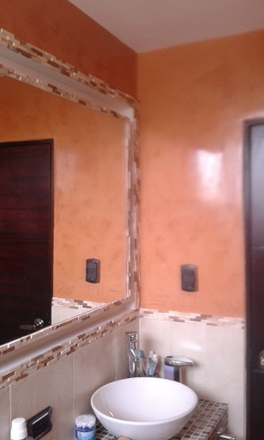 Baño alicatado y decorado con estuco veneciano con cera.