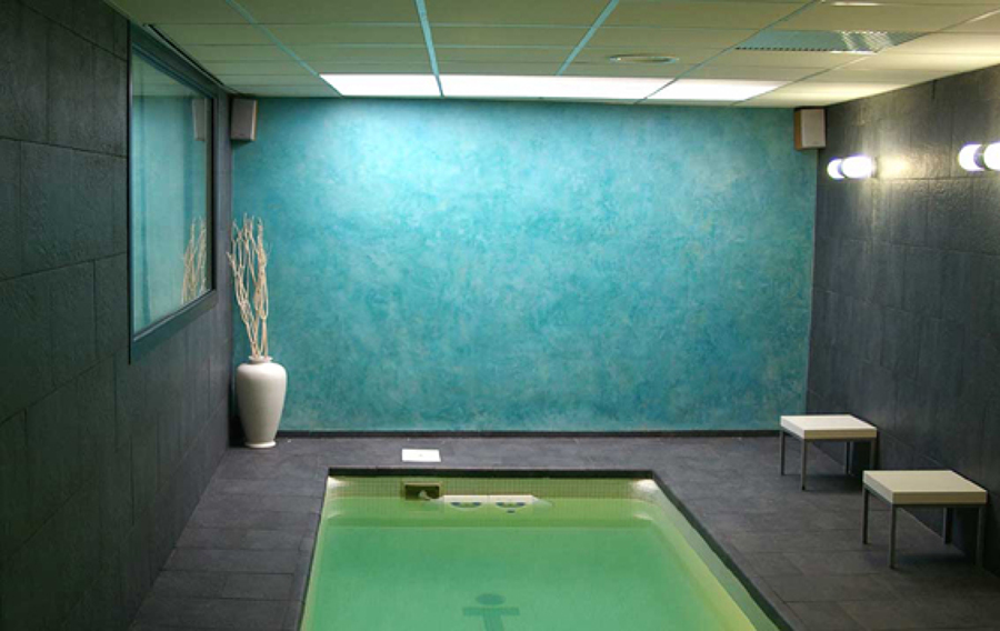 Estuco turquesa en piscina interior
