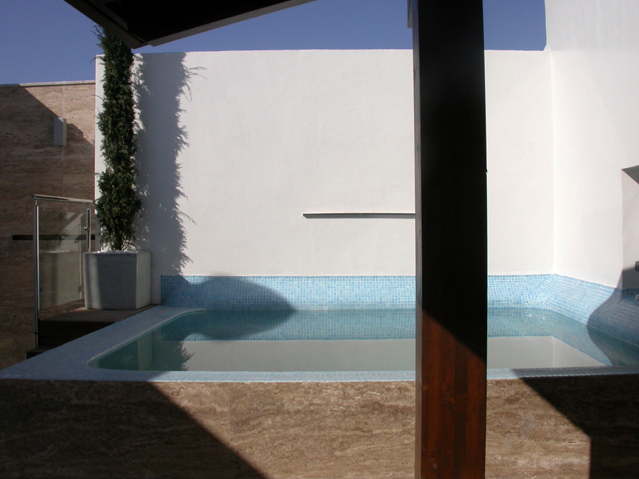 Exteriores en microcemento blanco