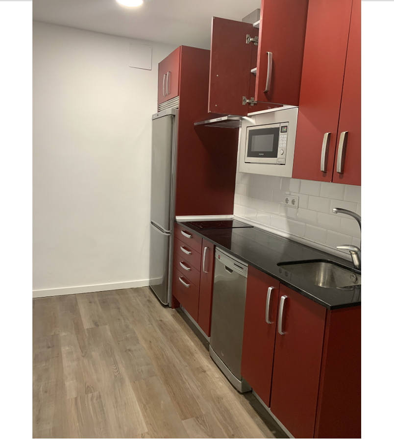 Cocina de una reforma integral de un piso turístico