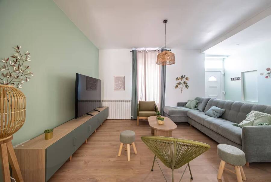 - Salón acogedor con detalles en madera