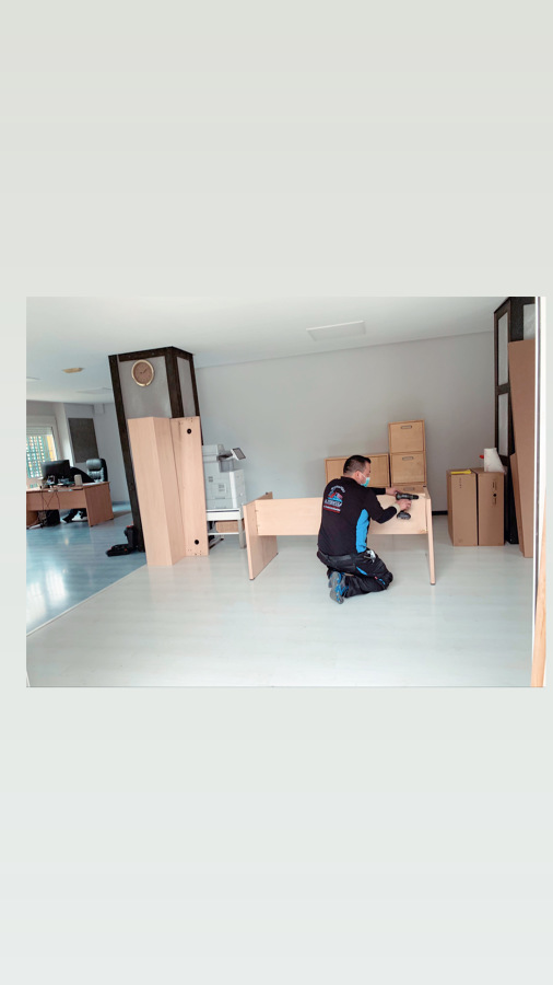 DESMONTAJE DE MESA DE OFICINA