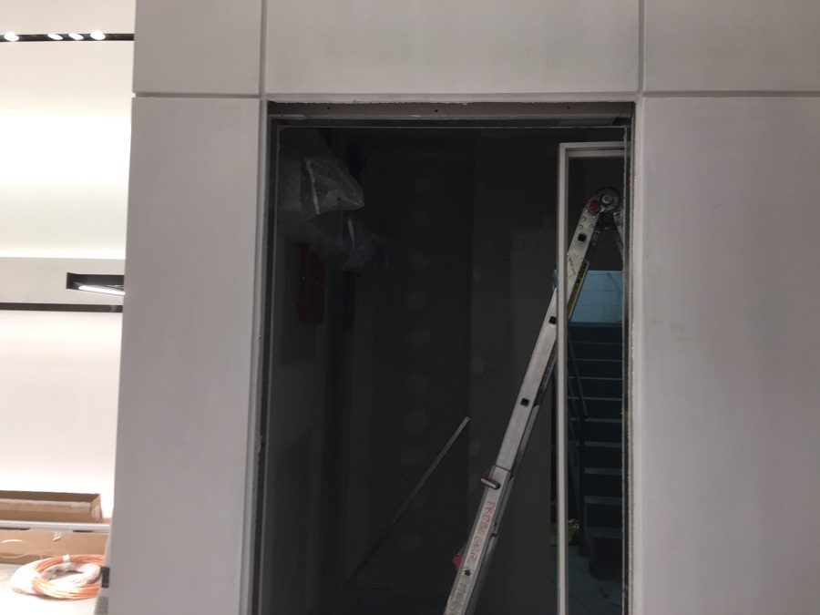 Acceso a habitacion con detalles de yagueado