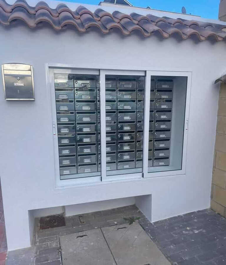 Instalación y reforma de buzones comunitarios en Urbanización Aigüesverds, Reus.