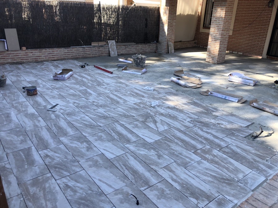 Colocacion de suelo exterior antideslizante