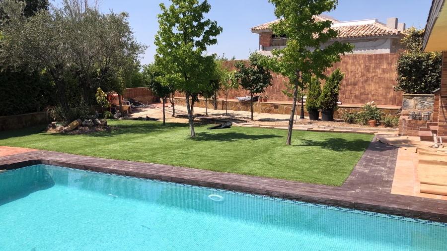 Piscina con jardin