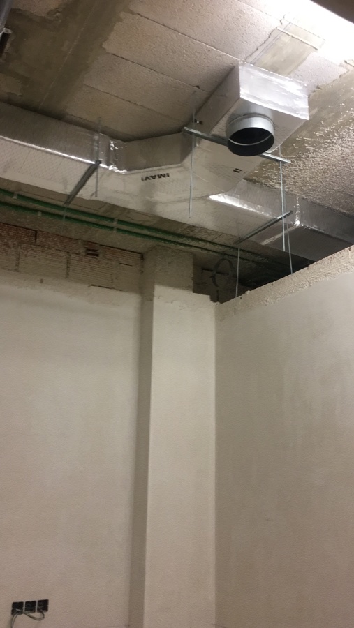 Preinstalación de conductos en local