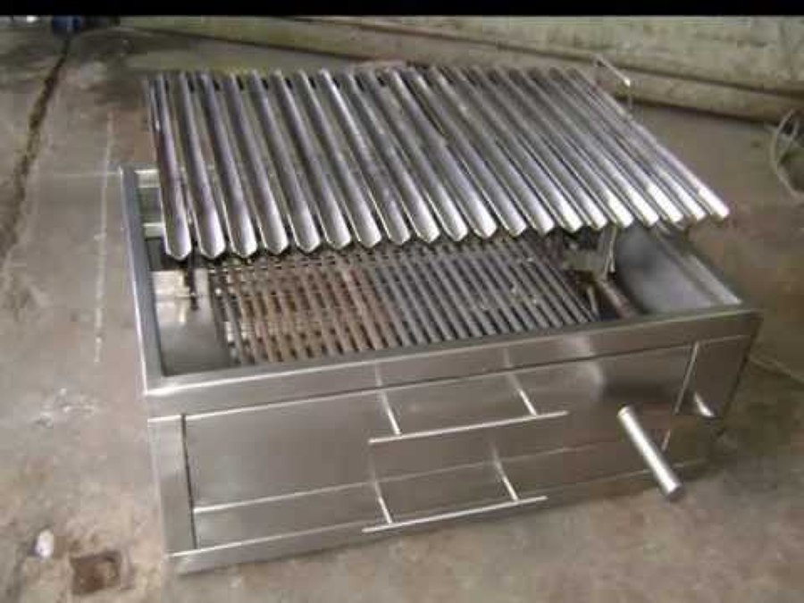 Fabricación de parrilla argentina en acero inoxidable con depósito para cenizas