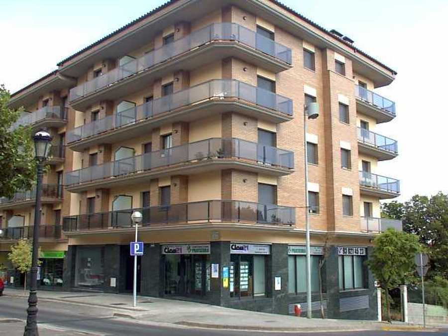 Façana de l'oficina i promoció obra nova Passeig Indústria de Berga