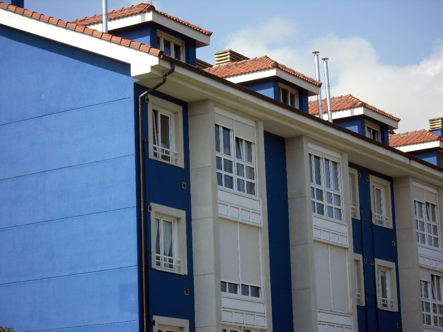 fachada azul y imitacion a piedra