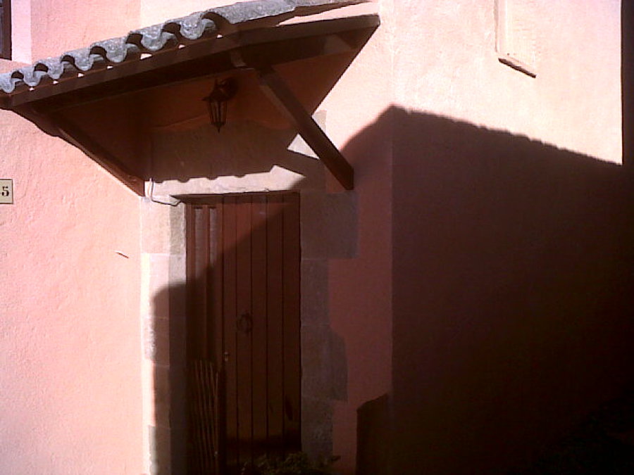 Fachada casa antigua en la localidad de Seva
