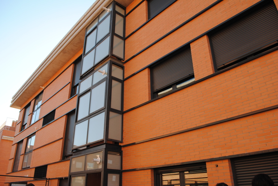 fachada con cerramiento aluminio