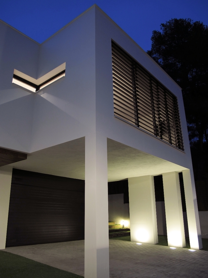 Fachada con ventanales y cerramientos tipo venecianas.