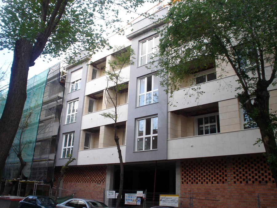 Fachada de granito, piedra caliza y amarillo fosil