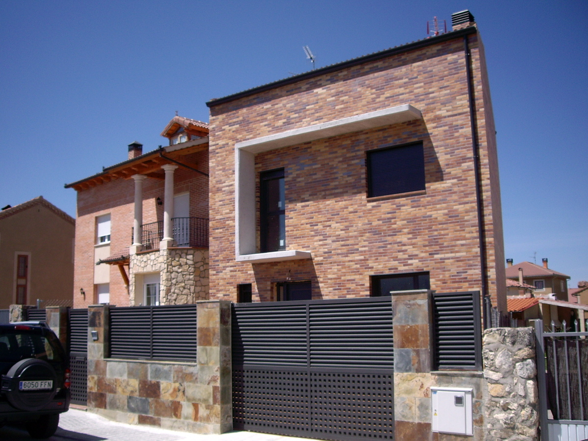 Fachada de ladrillo visto estilo moderno