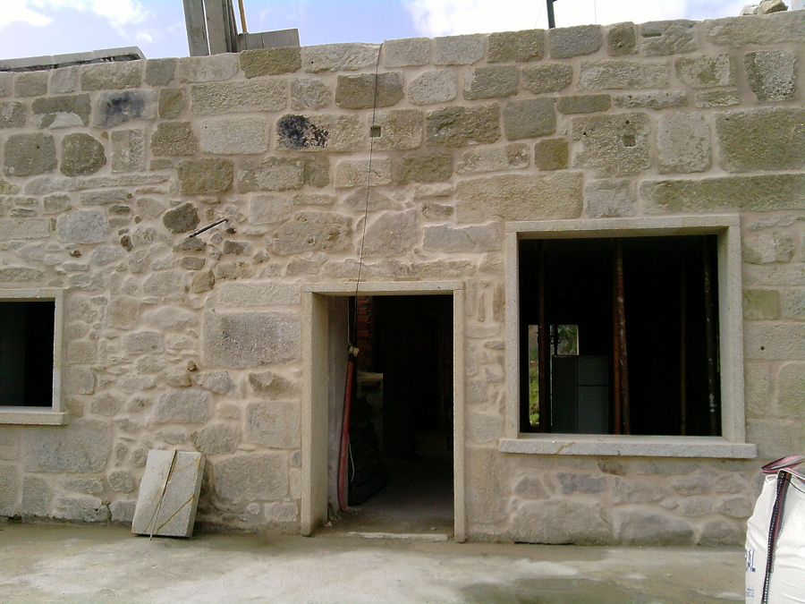 Fachada de piedra país