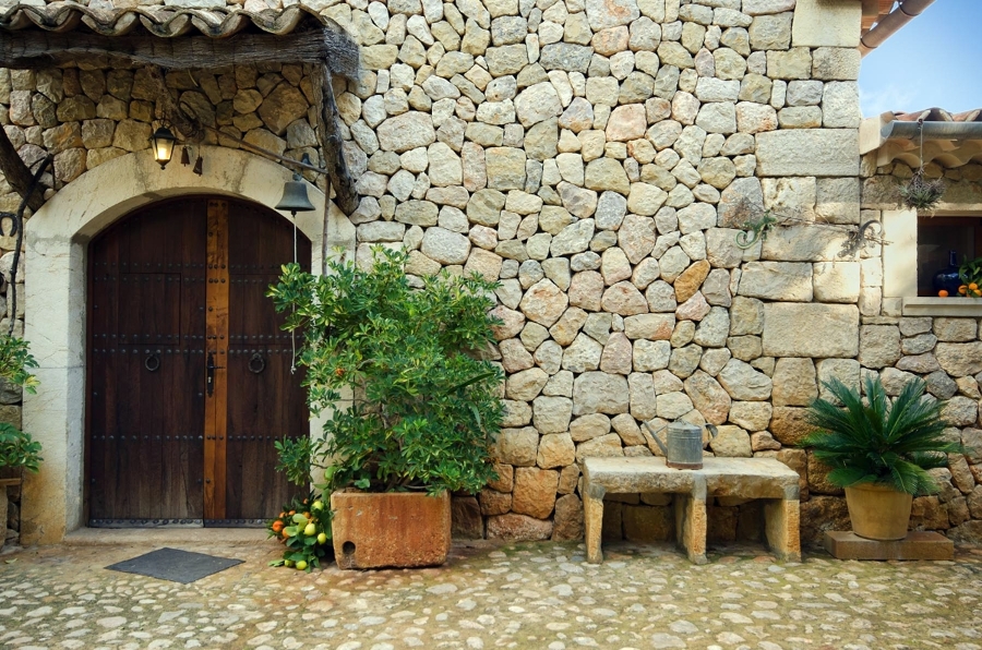 FACHADA DE PIEDRA Y BANCO DE OBRA