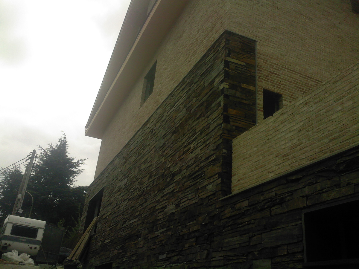 fachada de pizarra y ladrillo rustico