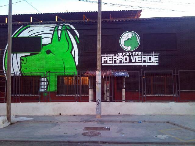 fachada de un disco pub