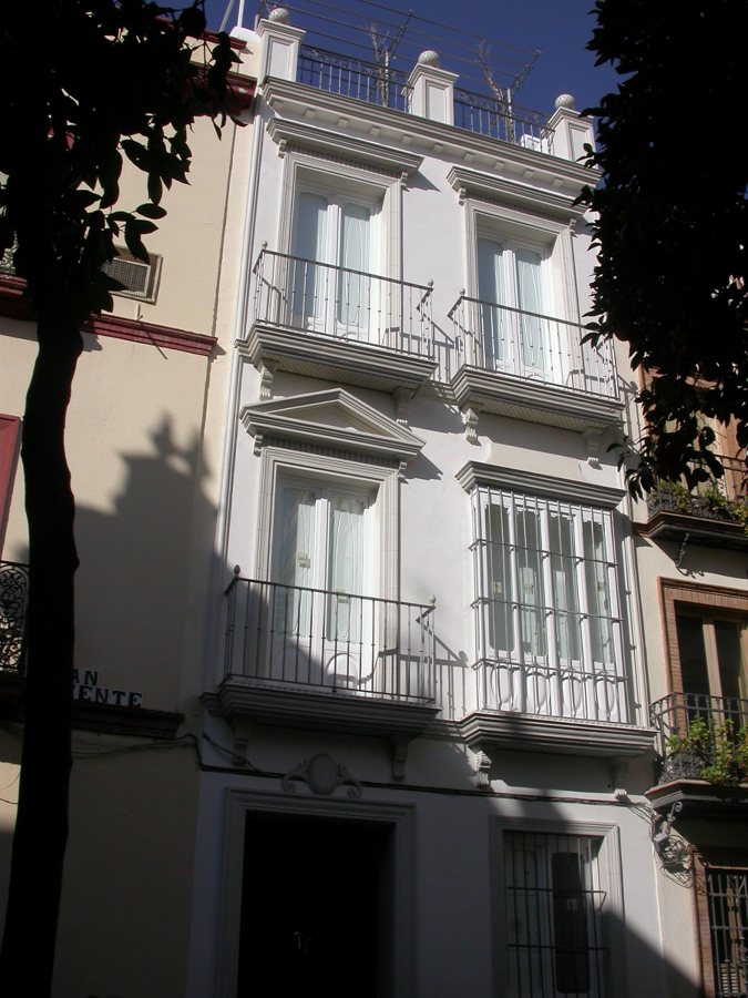 Fachada exterior microcemento blanco.