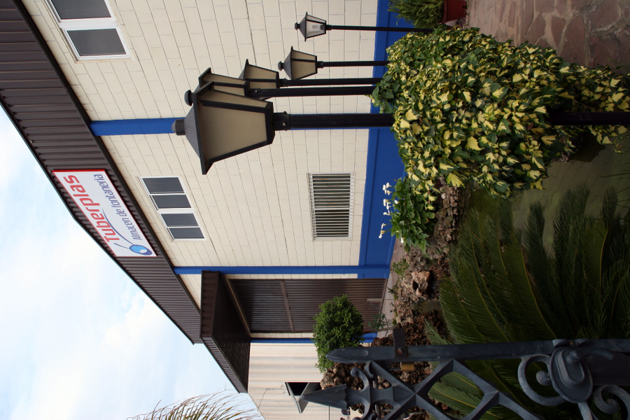 Fachada instalación almacén central en Ribarroja