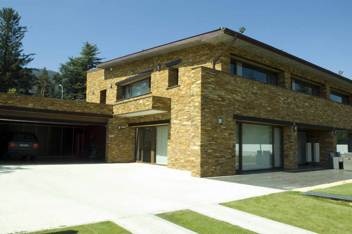 FACHADA LATERA Y GARAJE