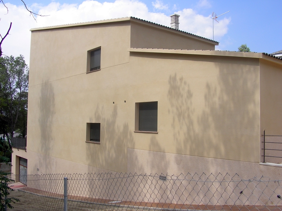 fachada lateral con garaje